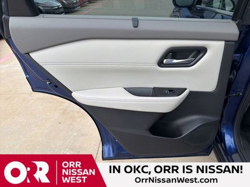 Used 2023 Nissan Rogue SL w/ SL Premium Package image 14