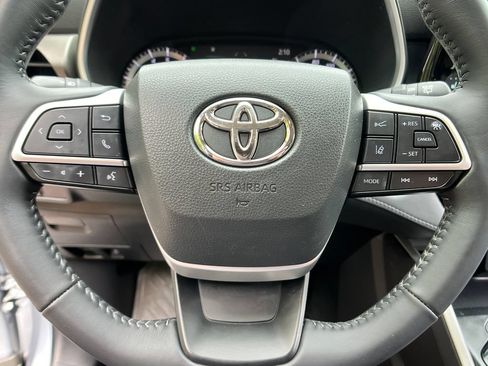 Used 2022 Toyota Highlander XLE AWD/4WD image 15