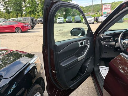 Used 2023 Ford Explorer XLT AWD/4WD image 16