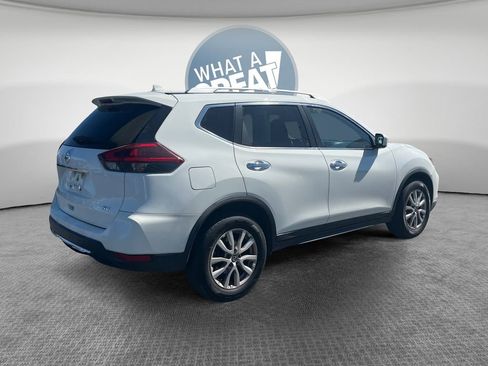 Used 2018 Nissan Rogue SV image 3