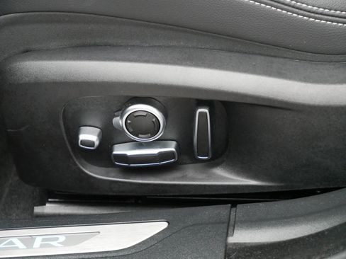 Used 2022 Jaguar XF R-Dynamic SE image 16