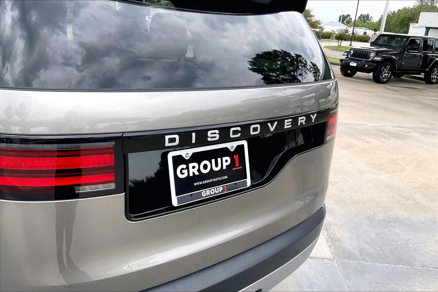 Used 2025 Land Rover Discovery S AWD/4WD image 29