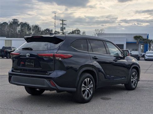 Used 2022 Toyota Highlander XLE FWD image 5