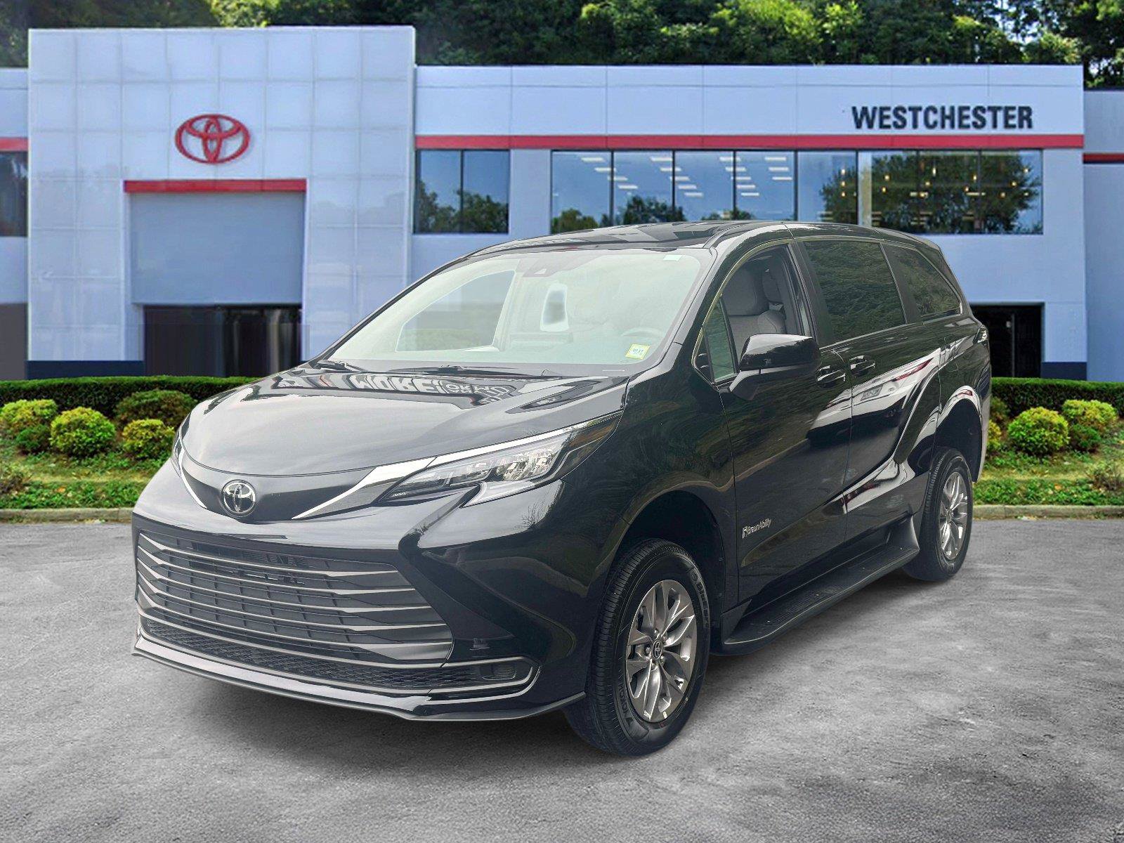 Used 2026 Toyota Sienna LE FWD image 4