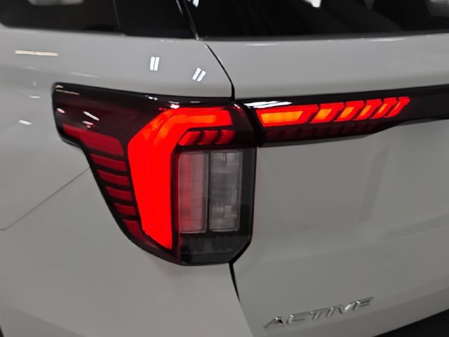 Used 2026 Ford Explorer Active AWD/4WD image 31