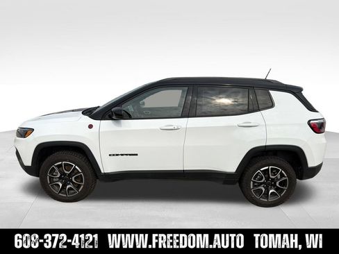Used 2025 Jeep Compass Trailhawk AWD/4WD image 3