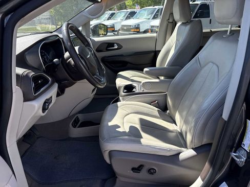 Used 2021 Chrysler Pacifica Touring-L FWD image 18