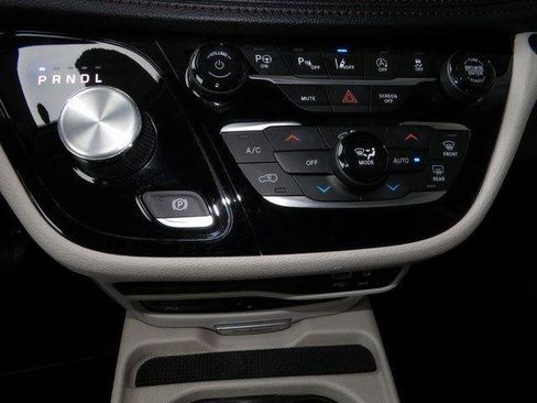 Used 2018 Chrysler Pacifica Limited w/ Tire & Wheel Group image 39