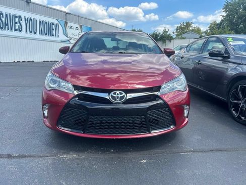 Used 2015 Toyota Camry SE w/ Moonroof Package FWD image 2