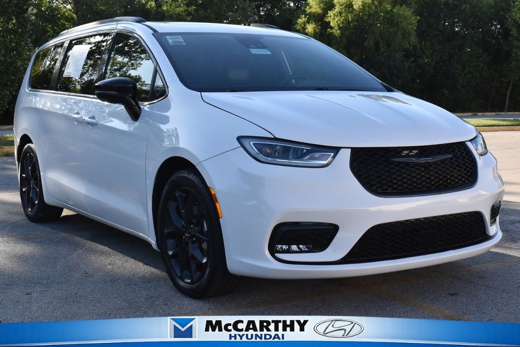 Used 2025 Chrysler Pacifica Limited FWD image 1