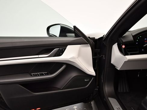 Used 2025 Porsche Taycan image 33