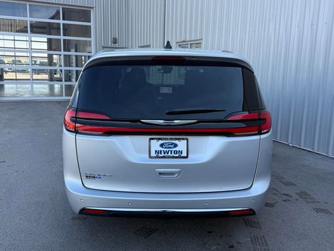 Used 2024 Chrysler Pacifica Touring-L image 36