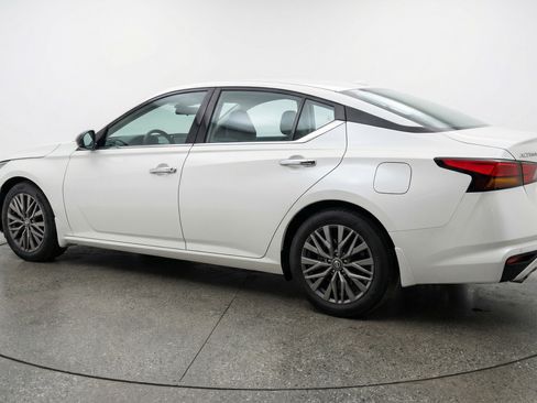 Used 2025 Nissan Altima 2.5 SV FWD image 6