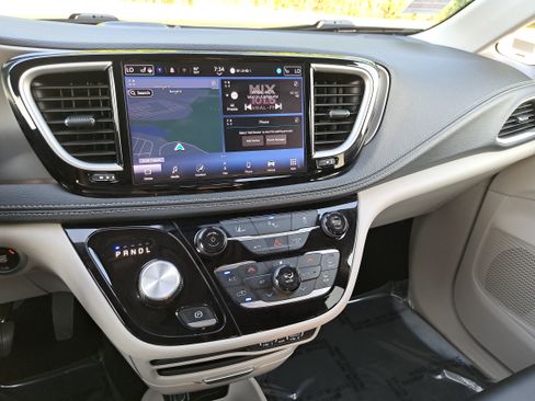 Used 2024 Chrysler Pacifica Limited FWD image 21