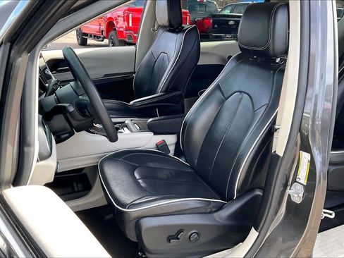 Used 2022 Chrysler Pacifica Limited image 7