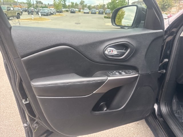Used 2019 Jeep Cherokee Latitude w/ Popular Appearance Group FWD image 9