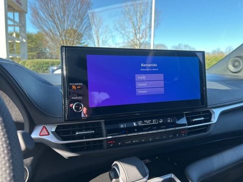 Used 2025 Toyota Sienna Platinum image 24