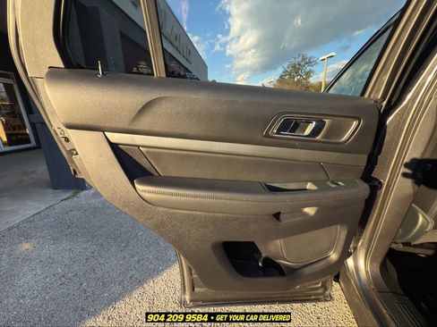 Used 2018 Ford Explorer XLT w/ Equipment Group 202A AWD/4WD image 20