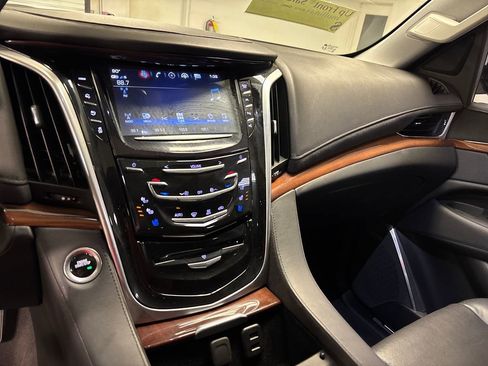 Used 2020 Cadillac Escalade Premium Luxury AWD/4WD image 47