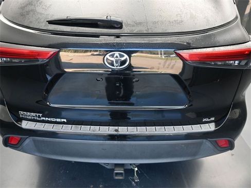 Used 2022 Toyota Highlander XLE image 12