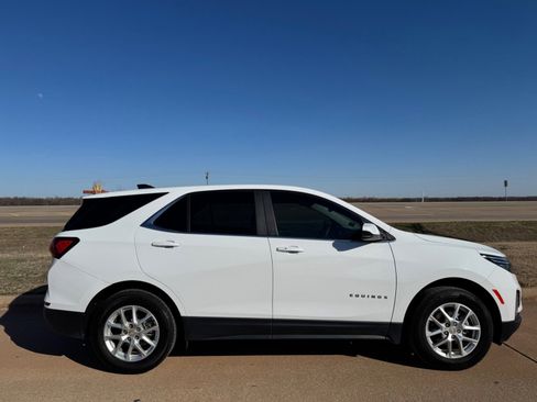 Used 2023 Chevrolet Equinox LT w/ Driver Convenience Package image 2