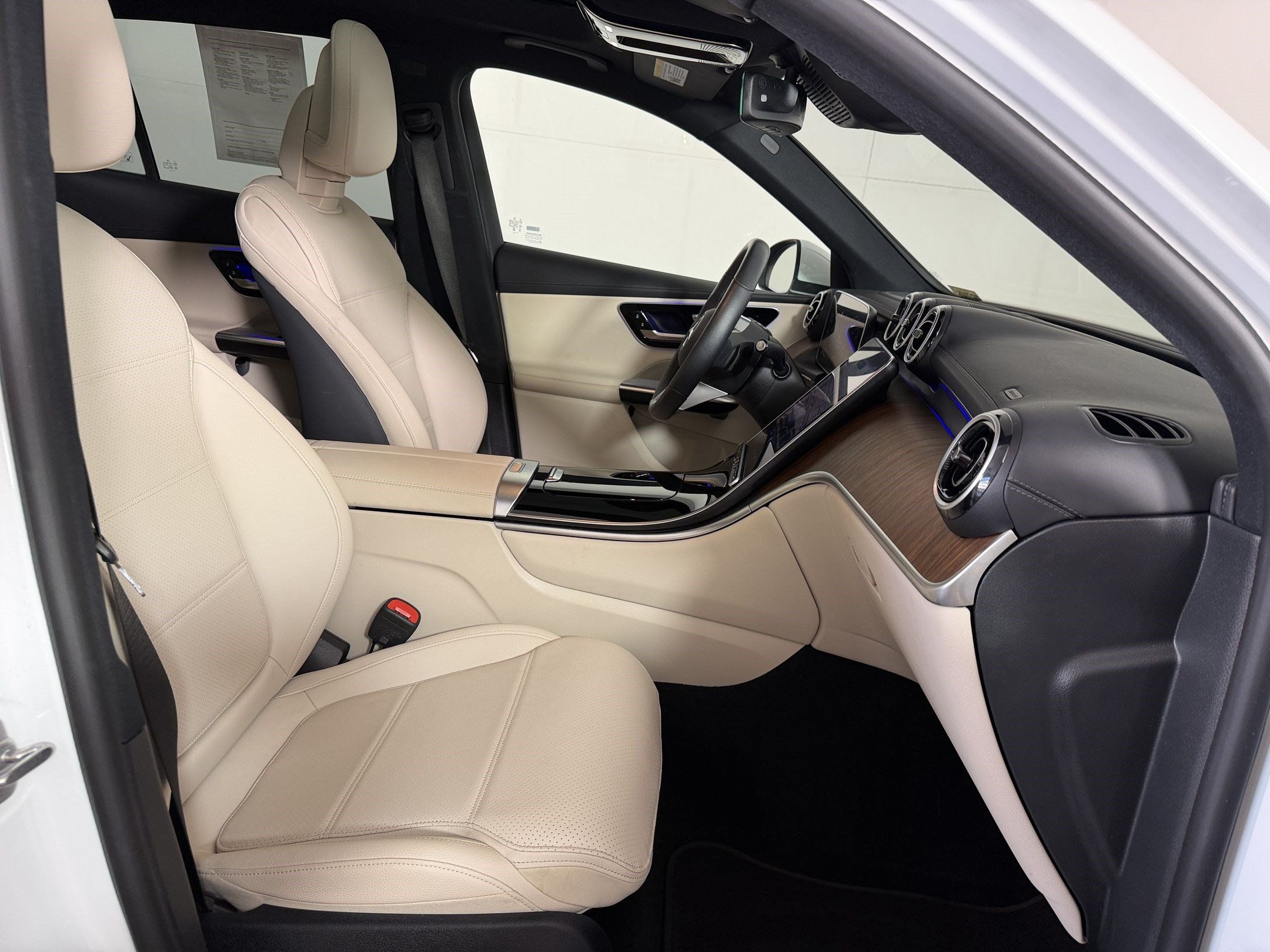 Used 2024 Mercedes-Benz GLC 300 4MATIC image 25