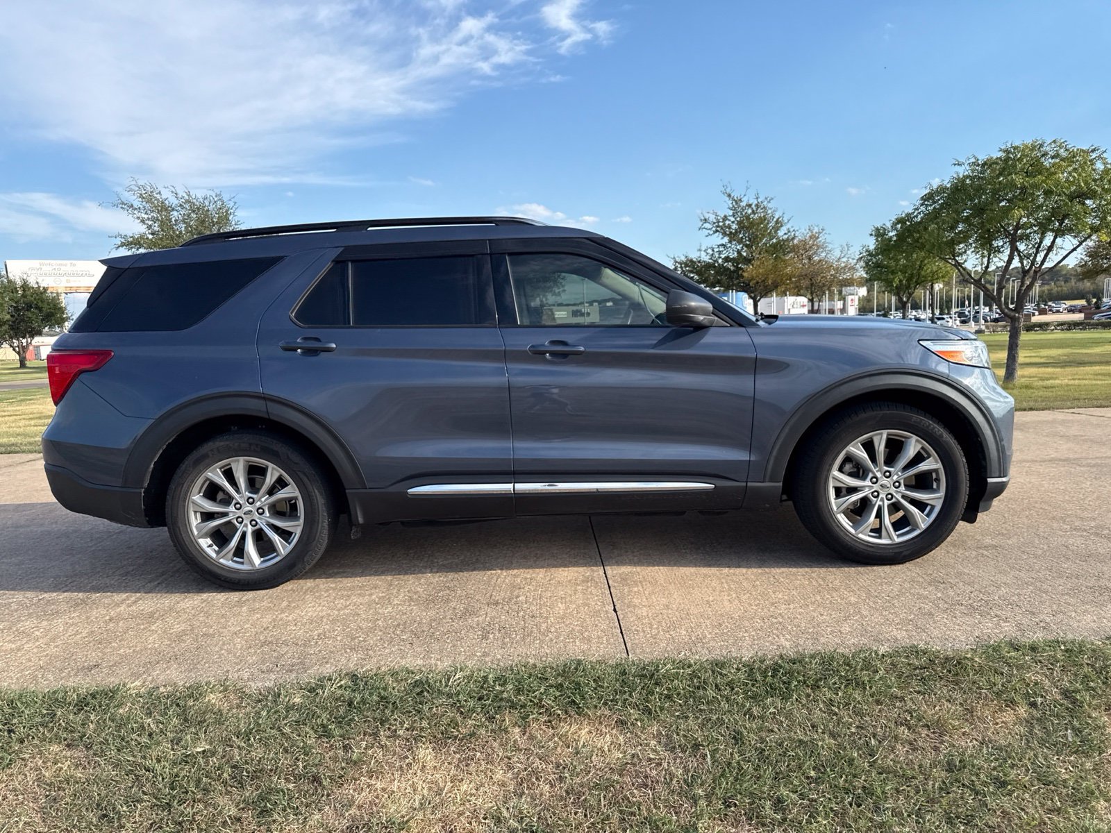 Used 2021 Ford Explorer XLT w/ Equipment Group 202A RWD image 6