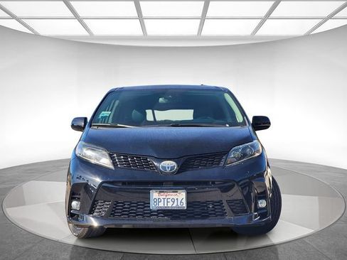 Used 2020 Toyota Sienna SE w/ Nightshade Edition FWD image 2