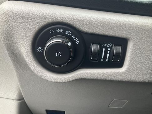 Used 2024 Chrysler Pacifica Touring-L FWD image 26