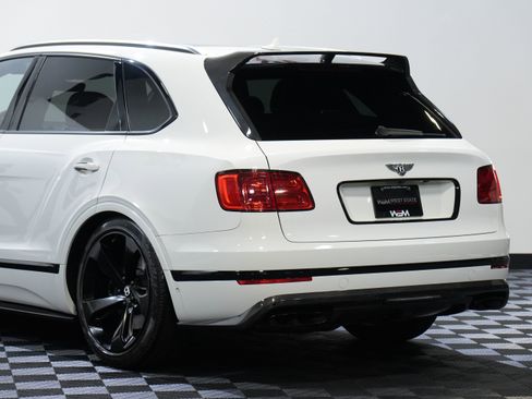 Used 2018 Bentley Bentayga AWD/4WD image 17