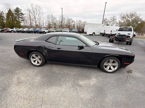 Used 2019 Dodge Challenger SXT image 8