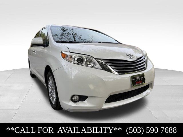 Used 2015 Toyota Sienna XLE w/ XLE Navigation Package FWD image 7