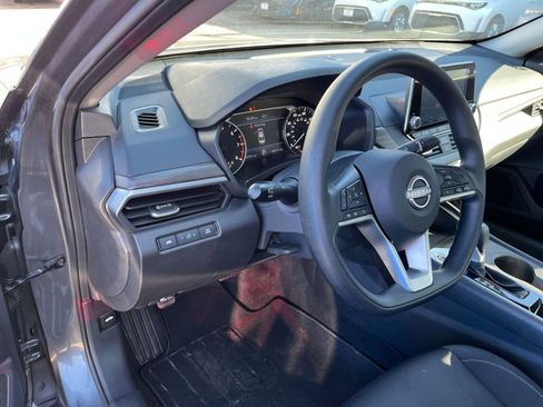 Used 2025 Nissan Altima 2.5 SV image 35