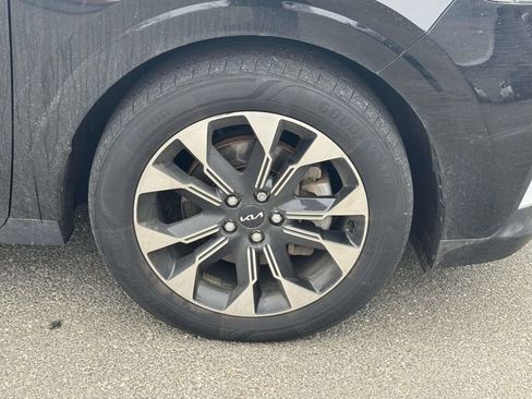 Used 2023 Kia Carnival EX image 8