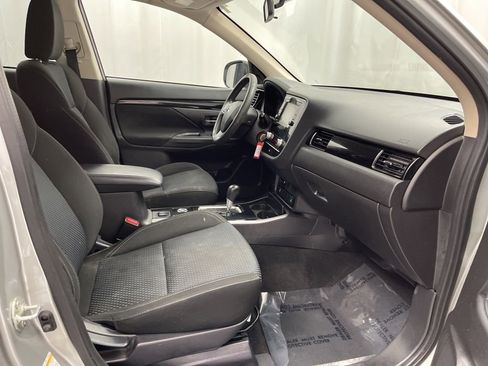 Used 2020 Mitsubishi Outlander ES image 25