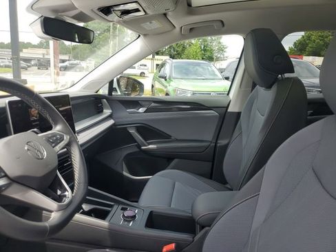 Certified 2025 Volkswagen Tiguan SE w/ Panoramic Sunroof Package FWD image 17
