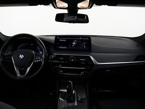 Used 2023 BMW 530e xDrive w/ Premium Package image 8