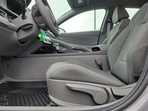 Used 2025 Hyundai Elantra SE image 33