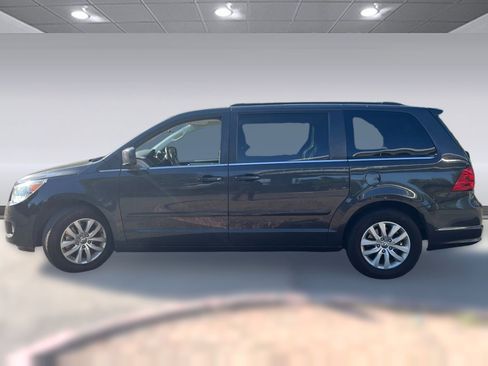 Used 2012 Volkswagen Routan SE image 2