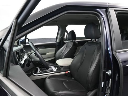 Used 2024 Kia Carnival LX FWD image 10