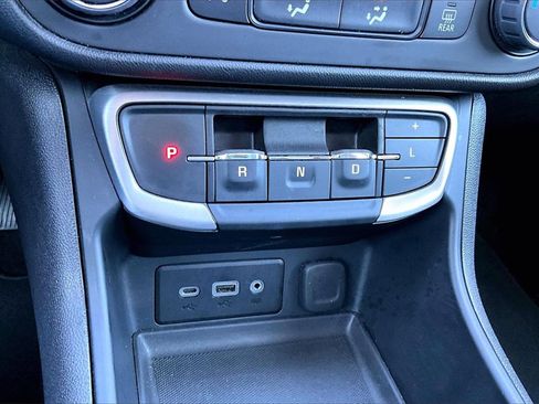 Used 2024 GMC Terrain SLE image 28