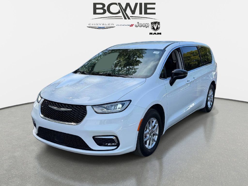 Used 2024 Chrysler Pacifica Touring-L FWD image 5