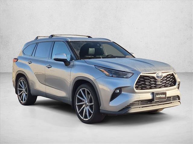 Used 2022 Toyota Highlander XLE FWD image 3