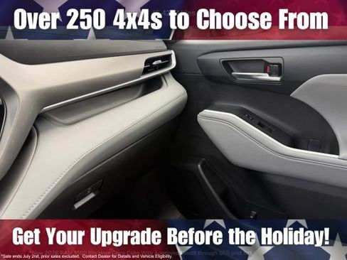 Used 2022 Toyota Highlander XLE AWD/4WD image 32