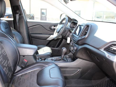 Used 2022 Jeep Cherokee Latitude w/ Sun & Sound Group AWD/4WD image 24