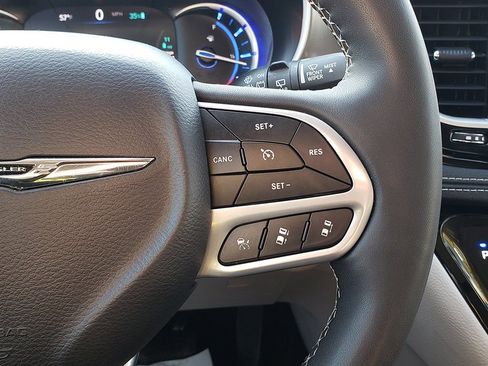 Used 2023 Chrysler Pacifica Touring-L FWD image 25