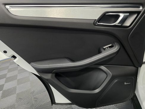 Certified 2026 Porsche Macan AWD/4WD image 21