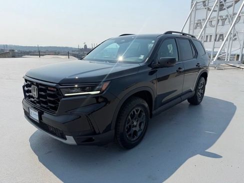 Certified 2025 Honda Pilot TrailSport image 11