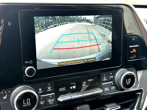 Used 2023 Toyota Highlander XLE image 14