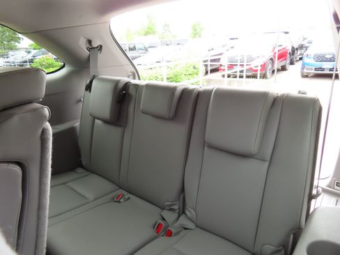 Used 2019 Toyota Highlander XLE AWD/4WD image 32